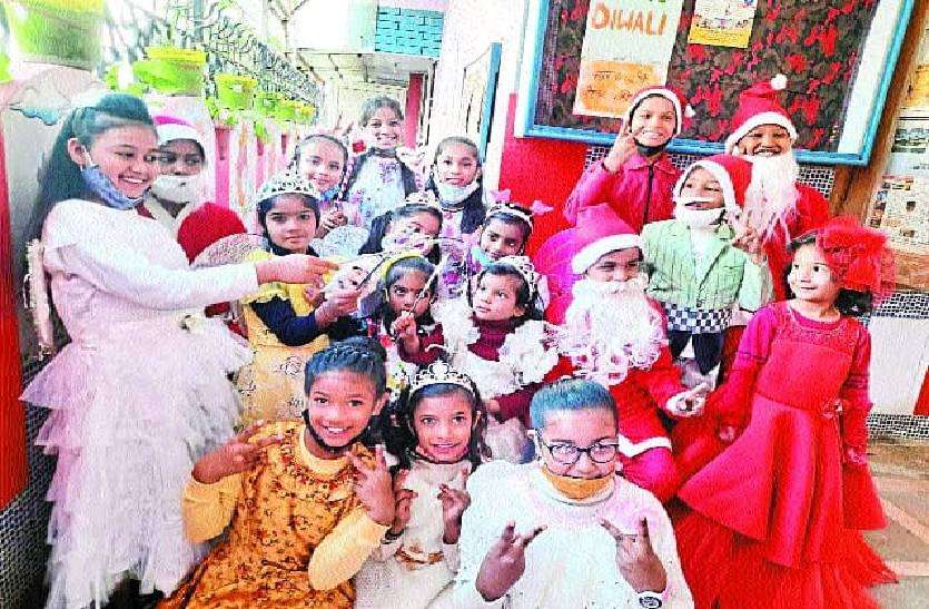Merry Christmas - बच्चों के बीच पहुंच कर उपहार बांट रहे सांता क्लॉज