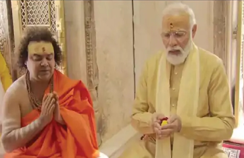 प्रधानमंत्री नरेंद्र मोदी को बाबा विश्वनाथ की पूजा कराते मुख्य अर्चक श्रीकांत मिश्र
