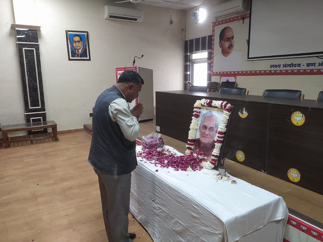 Atal Bihari Vajpayee Birth Anniversary : भाजपा मुख्यालय पर फीका रहा कार्यक्रम, बड़े नेता नहीं पहुंचे