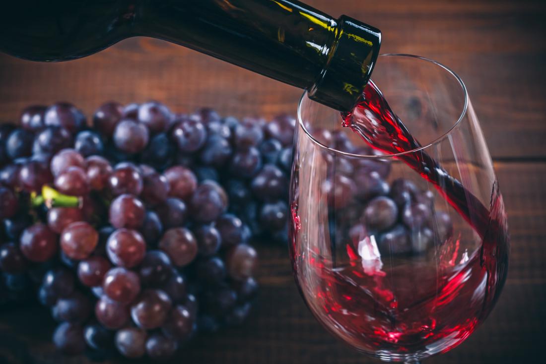 Red Wine Benefits: आइए जानते हैं रेड वाइन पीने के फायदे, जो स्वास्थ्य के लिए भी फायदेमंद माना जाता है