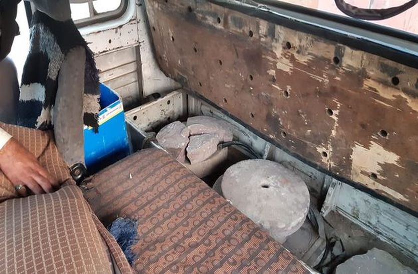 सप्लाई में हेराफेरी, ट्रक चालक ने गेंहू निकाल कर रखे पत्थर