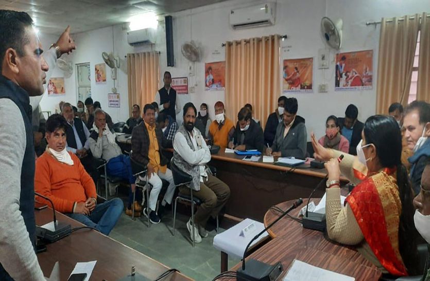 जलदाय विभाग के सहायक अभियंता नहीं उठाते फोन, बैठक में नाराज दिखे जनप्रतिनिधि
