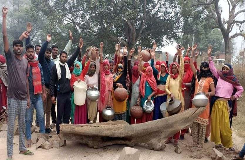 पानी की बूंद-बूंद के लिए तरसे लक्ष्यावाली ढाणी के ग्रामीण, ग्रामीणों ने सड़क को किया जाम