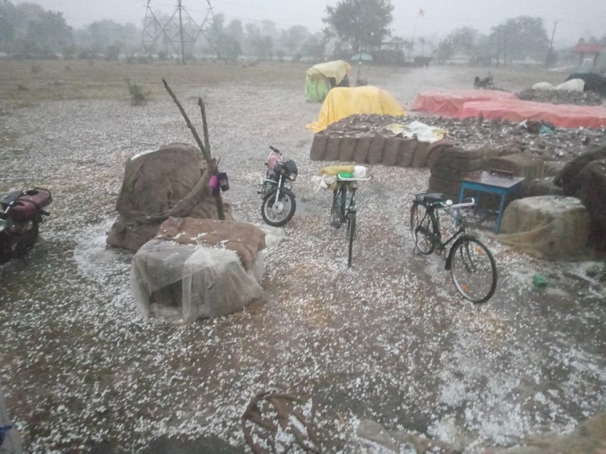 बेमौसम बारिश से खुले में भंडारित धान भीगी, किसान भी हुए परेशान