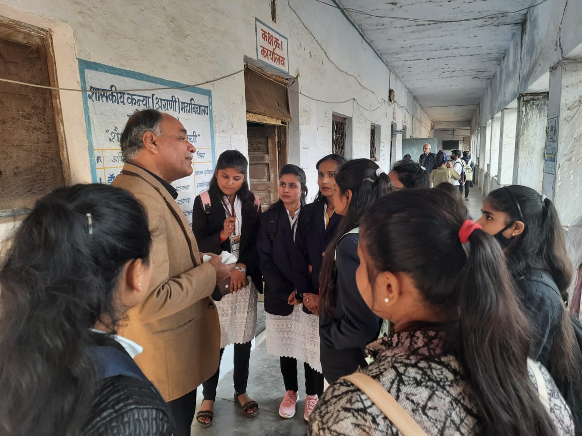 आंखों में आंसू लिए छात्राओं ने कहा, हमारे साथ हुई नाइंसाफी