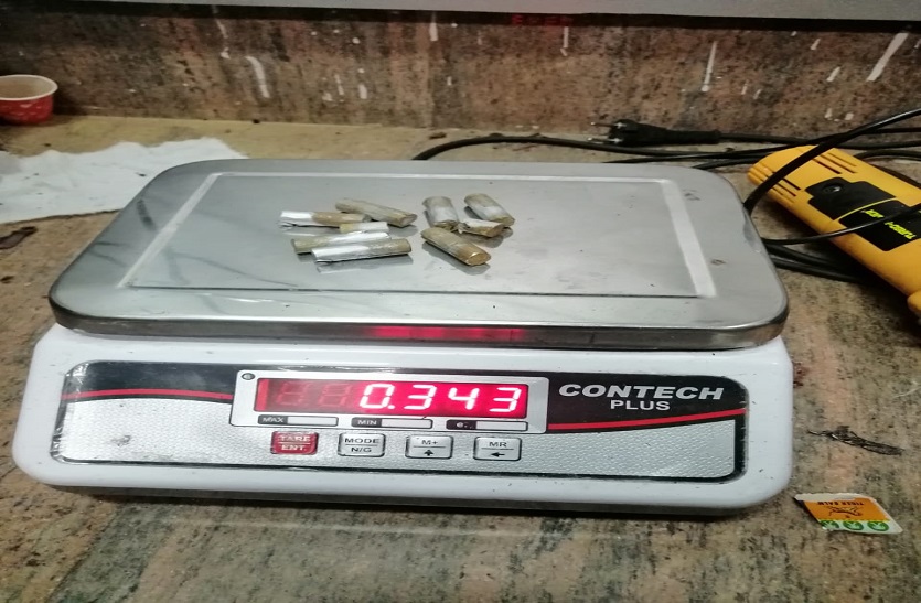 Gold summgling jaipur airport: : जयपुर एयरपोर्ट पर पकड़ा 38 लाख का सोना