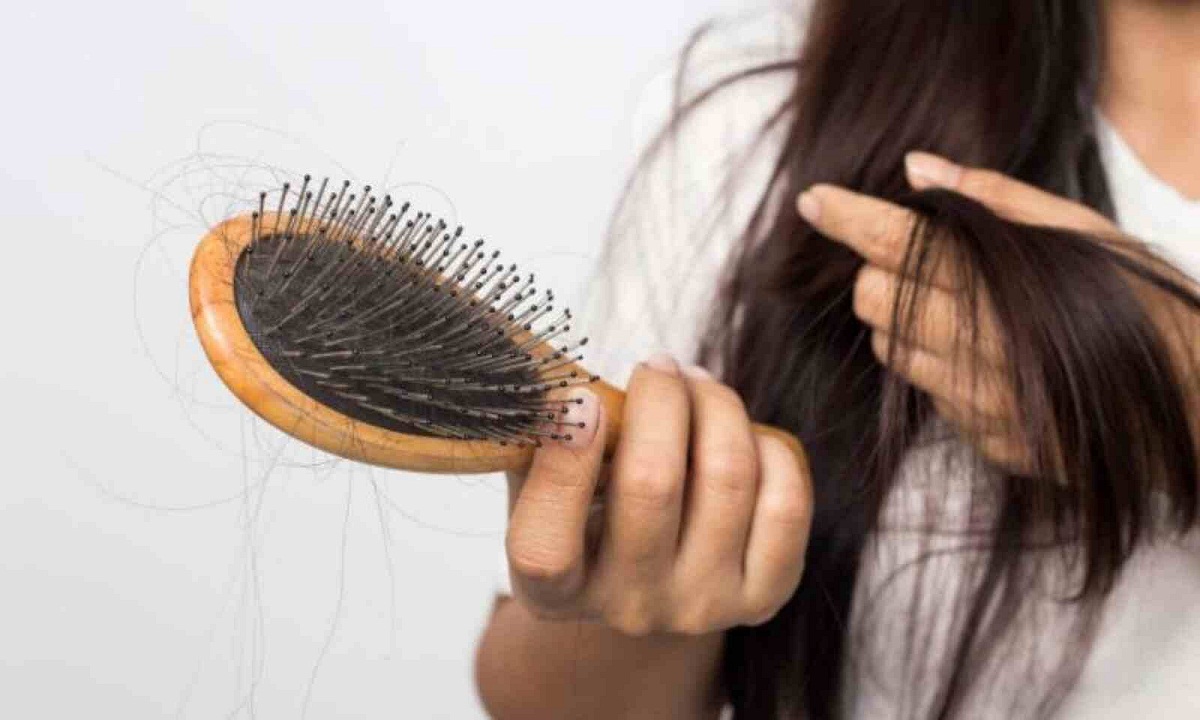 Home Remedies For Hair Loss: अगर आप भी झड़ते बालों से परेशान हो गए हैं, तो इससे राहत पाने के लिए अपनाएं ये घरेलू उपाय