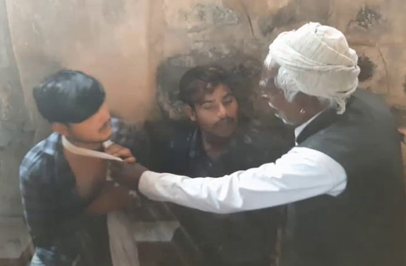 पहले मोबाइल पार किया, फिर बुजुर्ग की जेब से निकाले रुपए