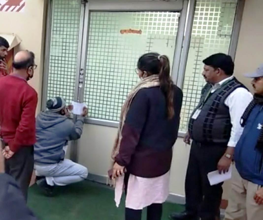 प्रशासन द्वारा सील किया गया रुचि सोया का दफ्तर। उस तरह छ
