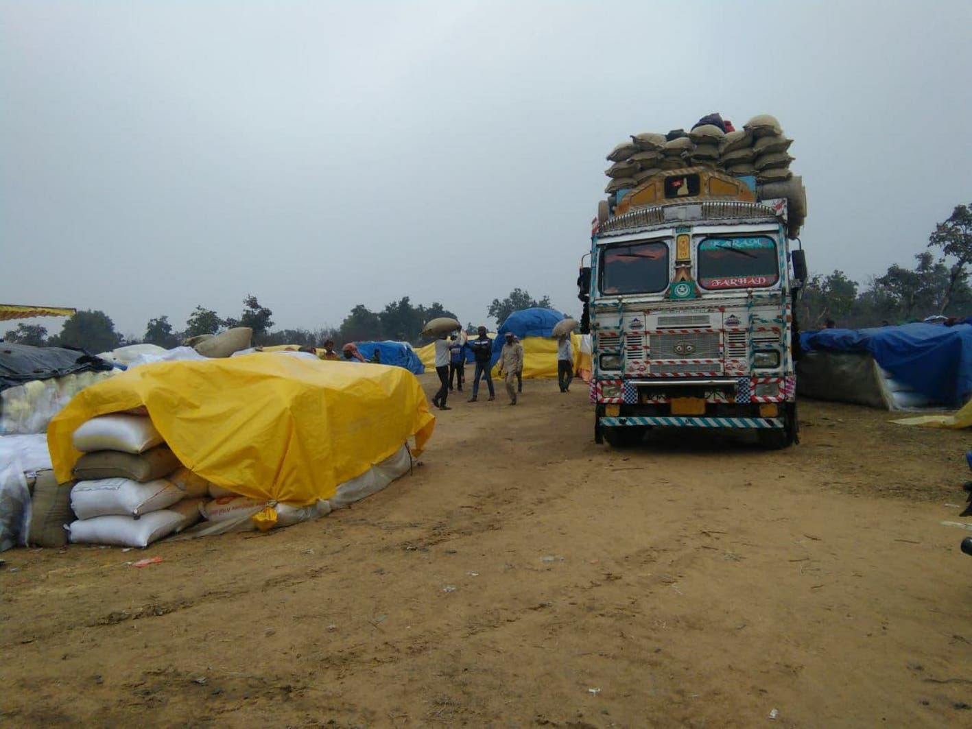 स्थिति बिगड़ी तब ली सुध, रिमझिम बारिश के बीच केन्द्रों से करा रहे परिवहन