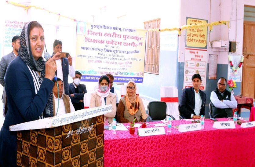 विधायक बोली पुरस्कृत शिक्षक समाज का आईना