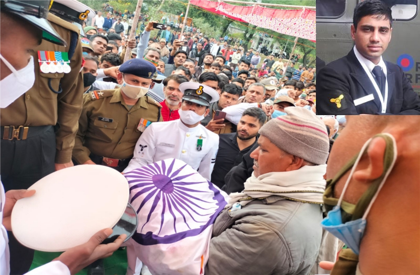 Patriotic slogan on the mouth and tearful eyes gathered to bid farewell to the martyr