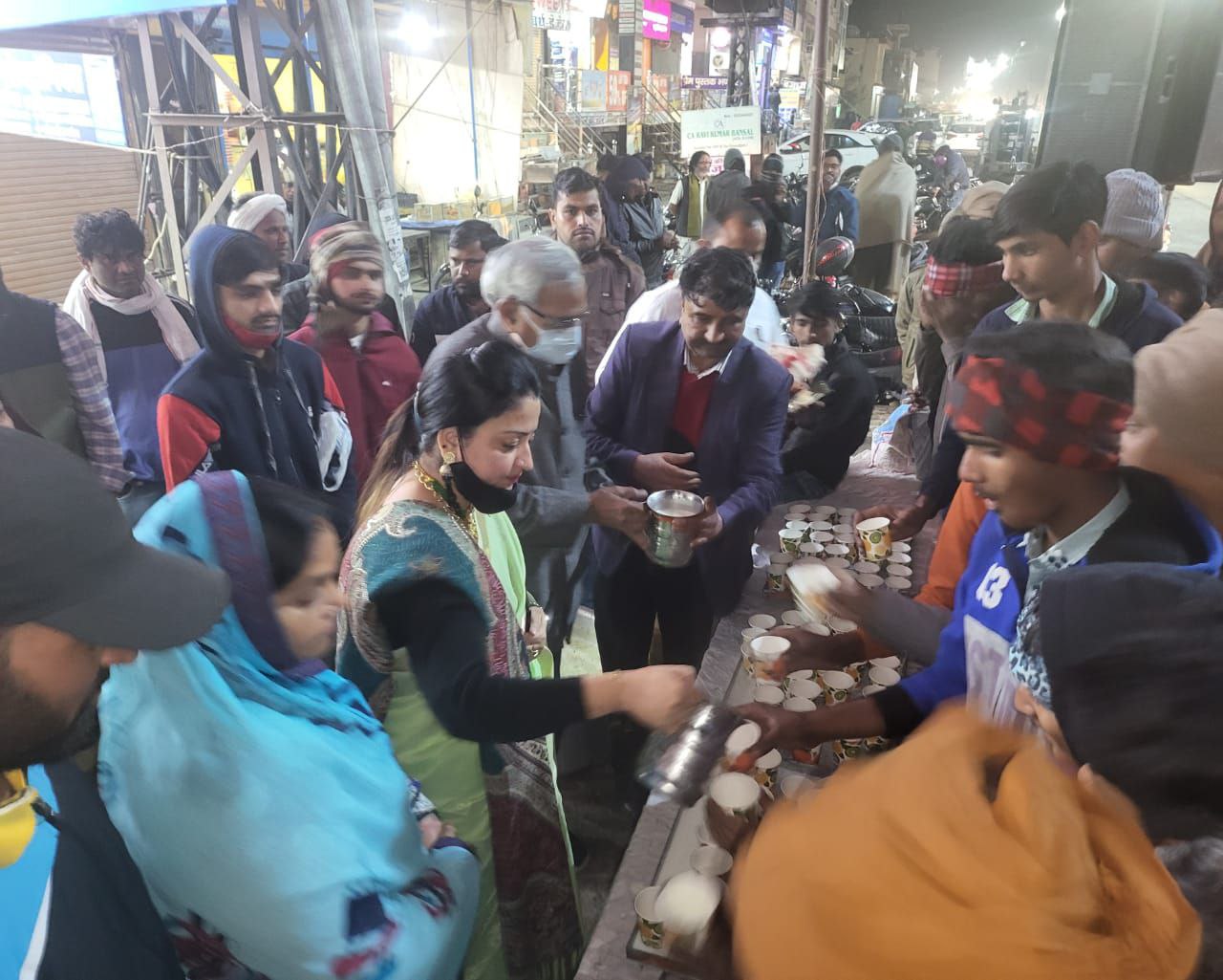 शाहपुरा में लोगों को केसरयुक्त दूध पिलाकर नए साल का स्वागत किया