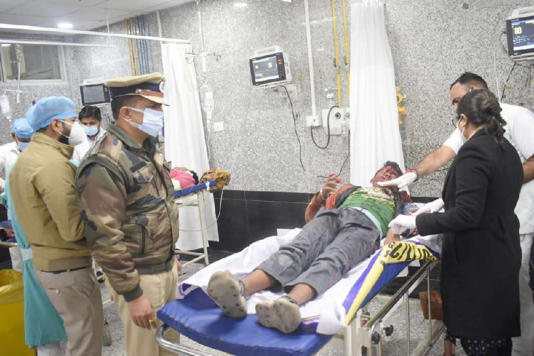 किशोर को अस्पताल पहुंचा कर इलाज की व्यवस्था कराते आईपीएस सुभाषचंद्र