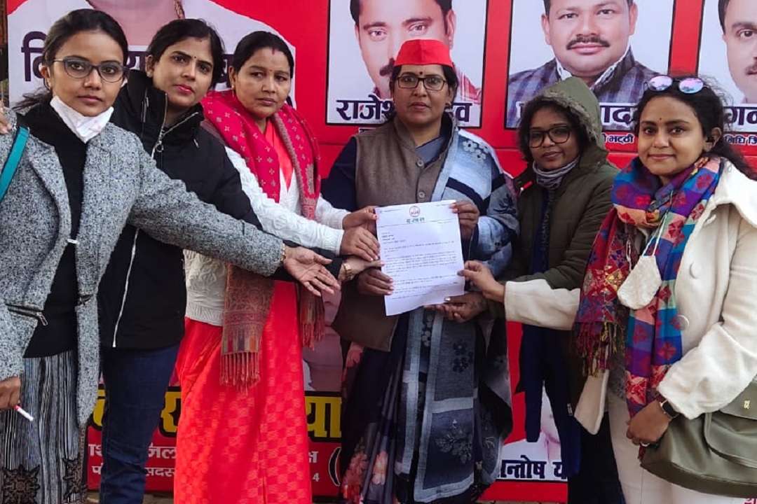 सपा नेता को घोषणा पत्र सौंपती संगठन दखल की कार्यकर्ता