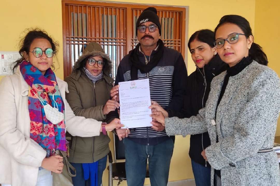अपना दल नेता को घोषणा पत्र सौंपती संगठन दखल की कार्यकर्ता