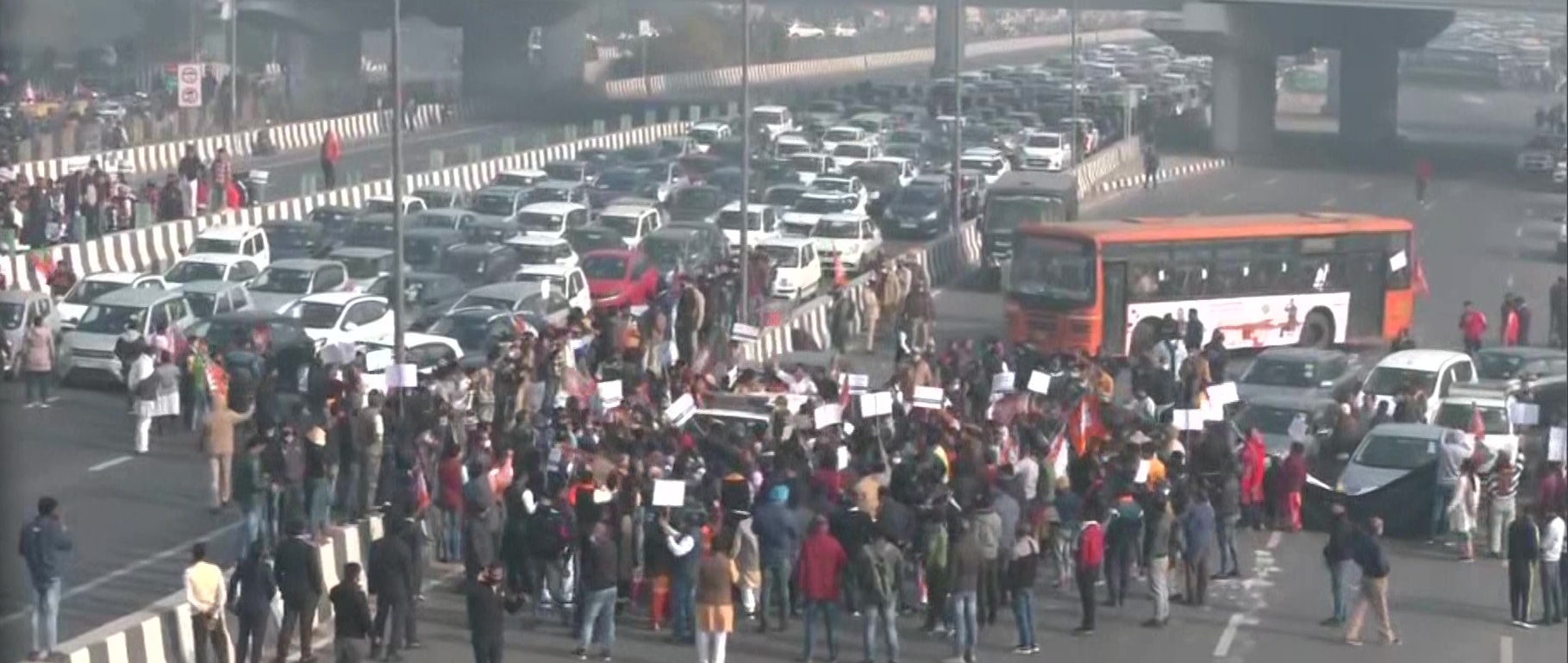 BJP stage traffic jam protest against delhi govt new excise policy