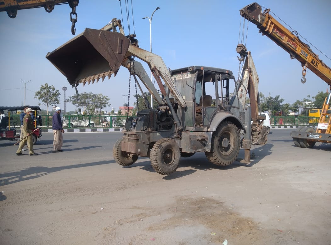 सात घंटे में आठ किमी तक हटाए अतिक्रमण और अवैध कब्जे