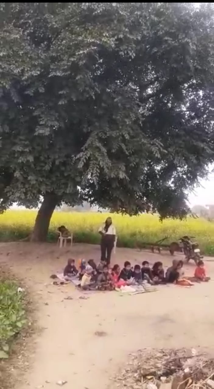 ठंड में ठिठुरते नौनिहाल, 72 स्कूलों के पास नहीं हैं भवन
