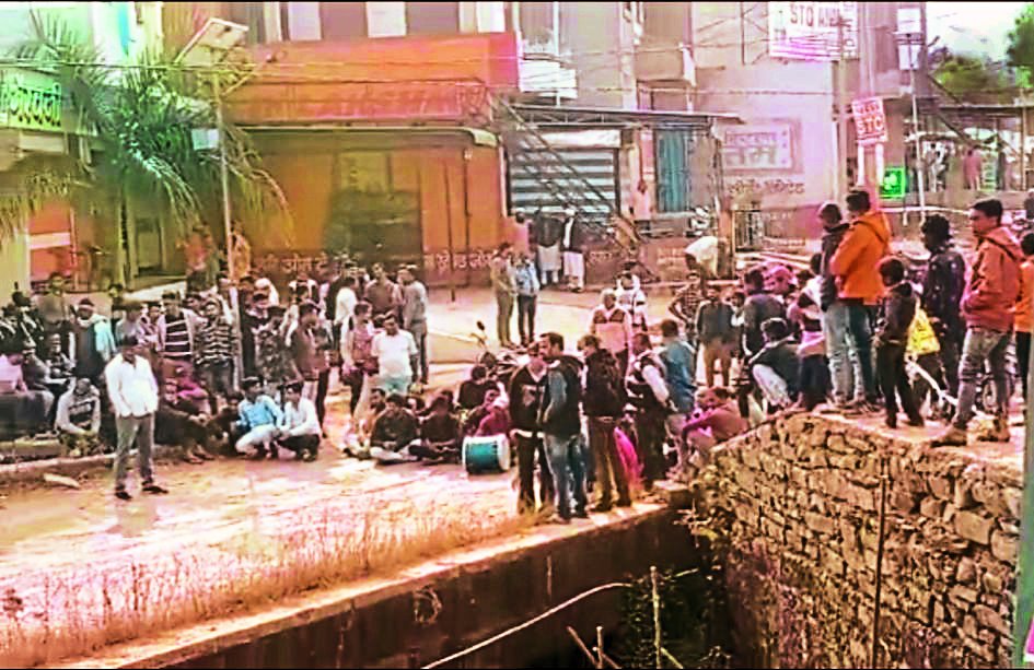 बांसवाड़ा : दो दुकानों पर चोरों का धावा, ग्रामीणों ने ढोल बजा जताया विरोध, बैठे धरने पर