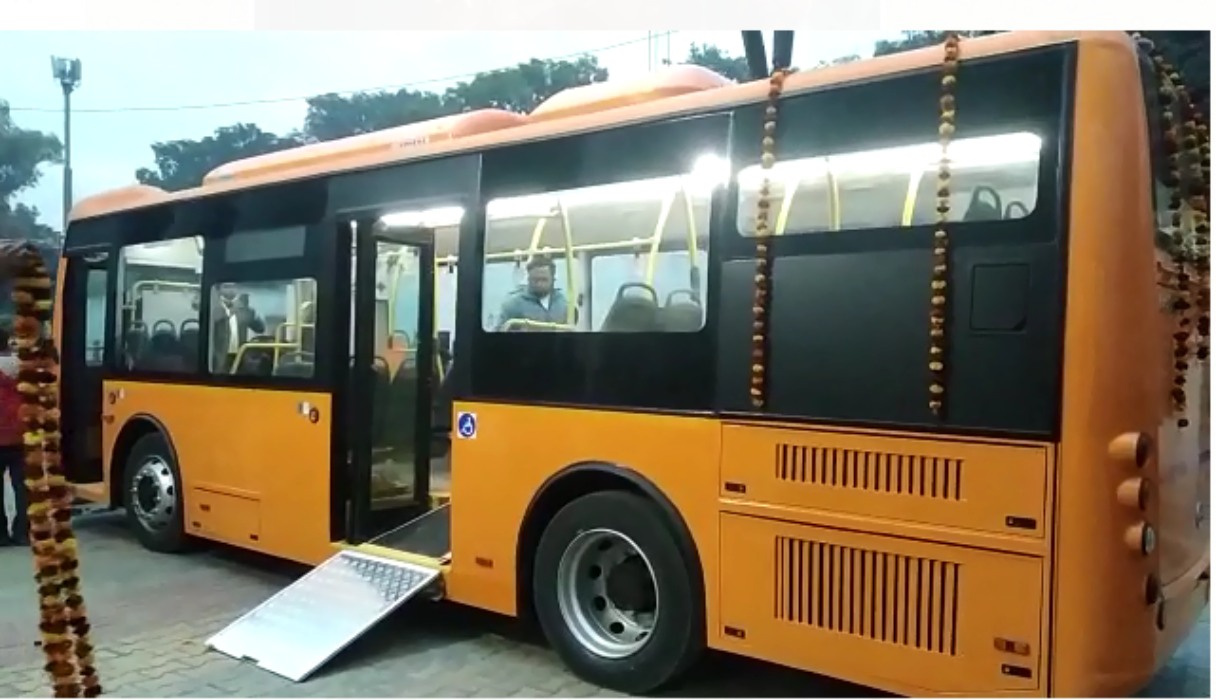 E Bus : इलेक्ट्रिक बसें खूबी हवाई जहाज को दे रही मात, प्रदेश के सड़कों की बनीं शान