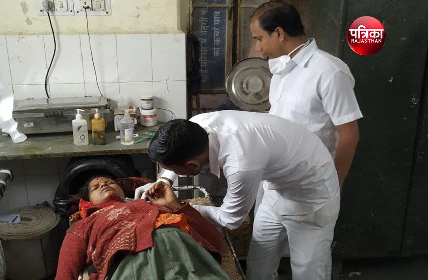 बाइक से गिरकर आठ माह की गर्भवती व डेढ़ साल का बच्चा घायल