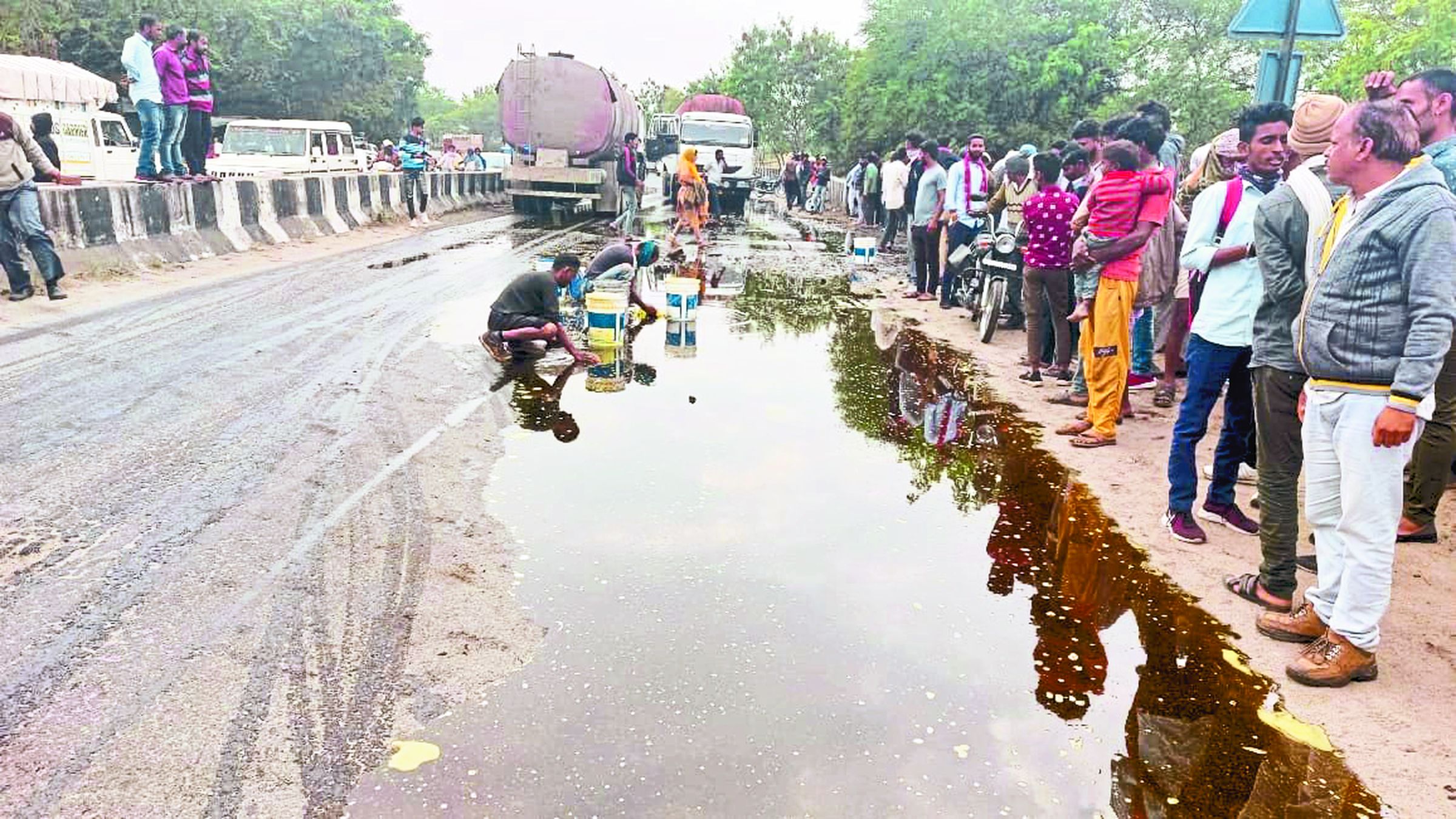 Tanker filled with soybean oil overturned, villagers gathered to loot
