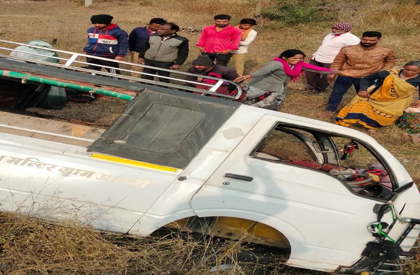 Magic vehicle fell in Khanti due to steering failure