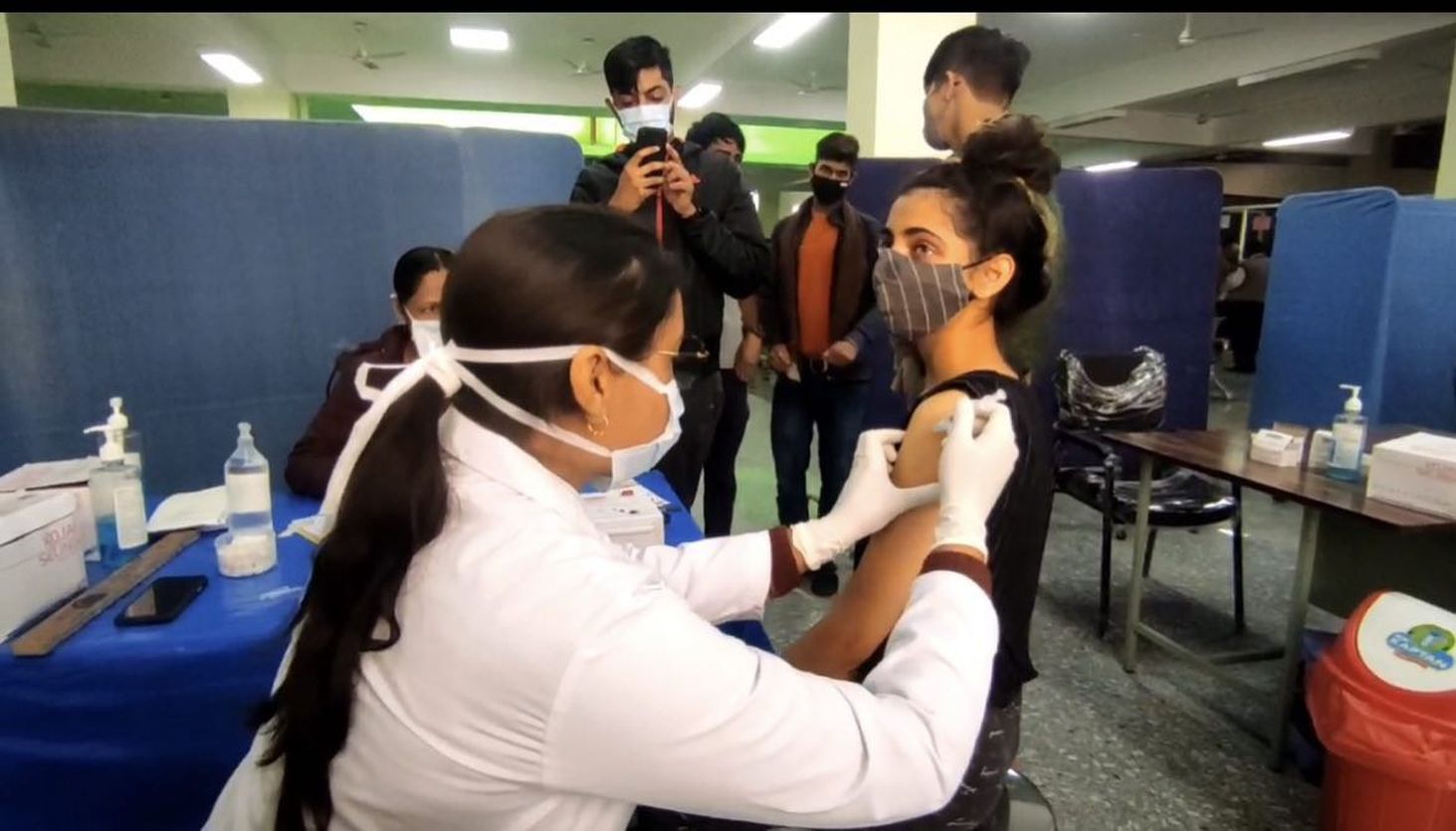 उदयपुर में 11वीं कक्षा की रीना को लगा जिले का पहला टीका: 18465 बच्चों को लगी वैक्सीन