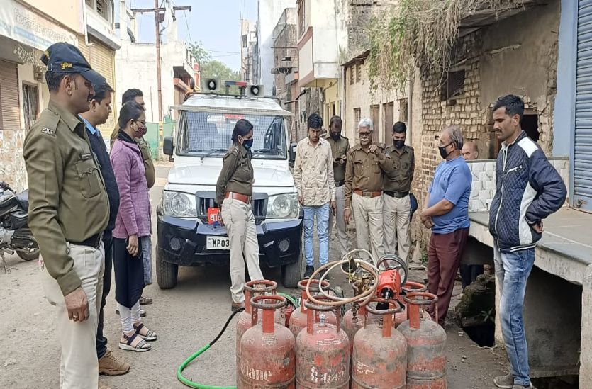 LPG gas filling in vehicles from domestic cylinders