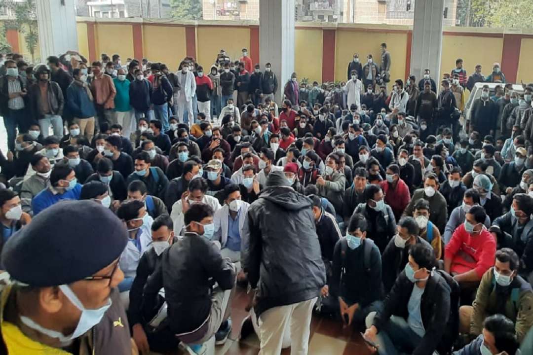 बीएचयू का आंदोलित नर्सिंग स्टॉफ