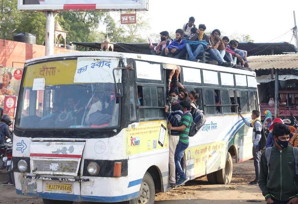 दौसा: कोरोना गाइडलाइन की उड़ रही धज्जियां, लापरवाही का आलम