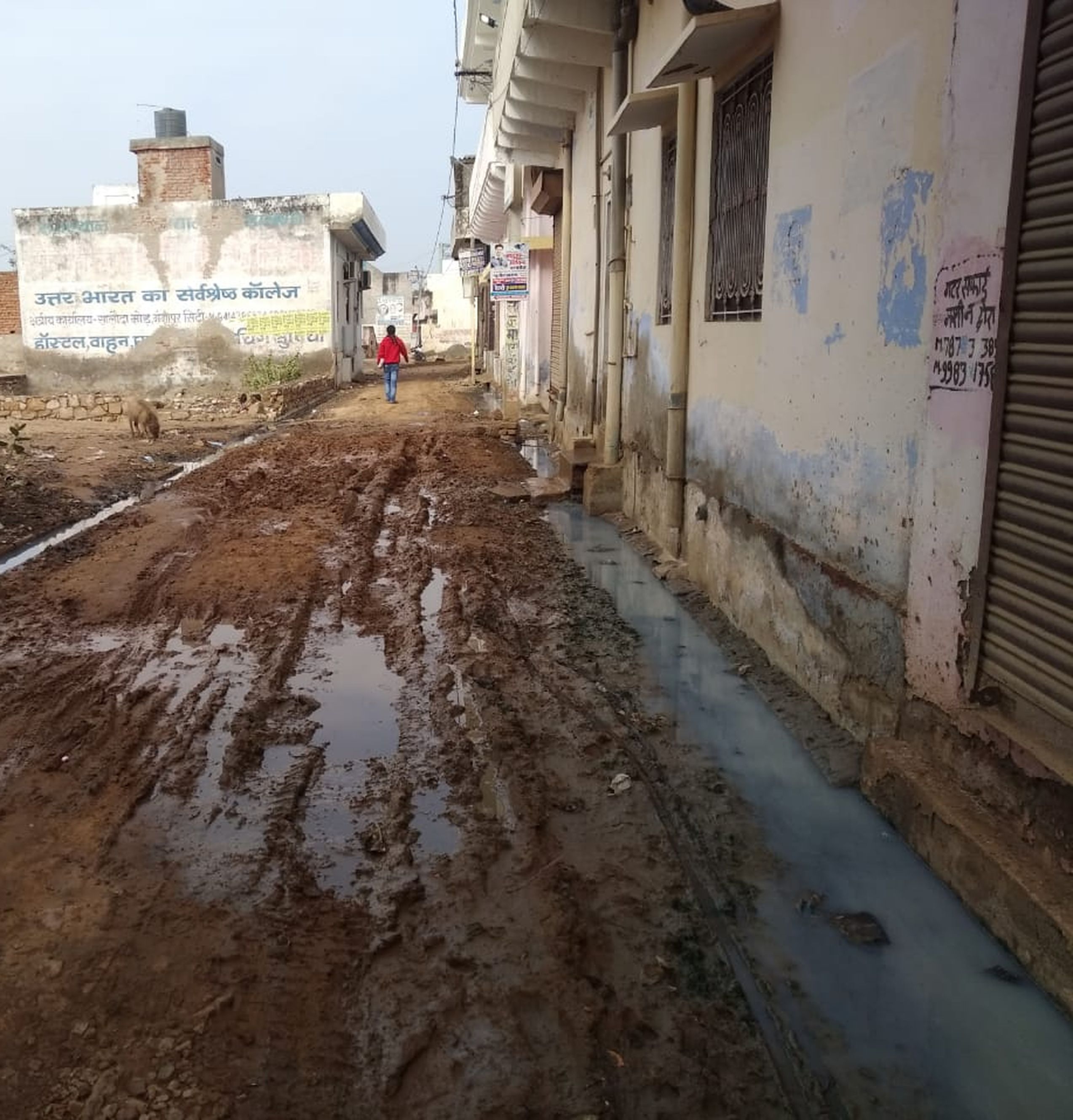 सफाई नहीं होने से वार्ड वासियों में रोष, नालियों का पानी सड़क पर