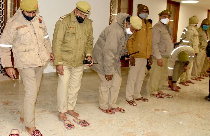 श्री काशी विश्वनाथ मंदिर के सेवादारों व सुरक्षाकर्मियों में वितरित किया गया पीएम का तोहफा