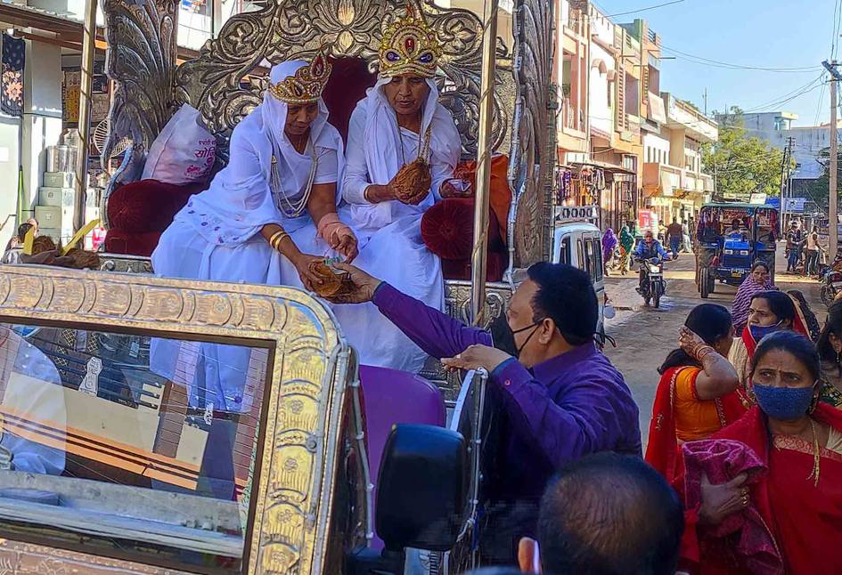 pratapgarh religion-पारसोला में दीक्षार्थी बहनों का निकाला वरघोड़ा