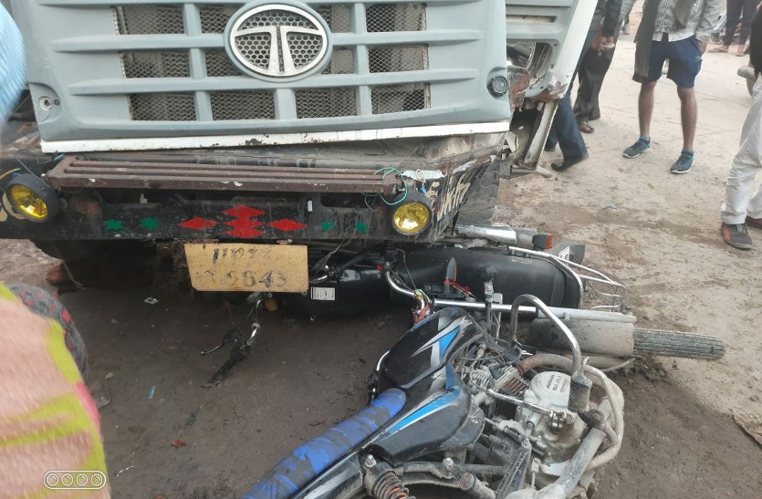 Road accident : डम्पर के ब्रेक फेल, कार व दो बाइक को मारी टक्कर