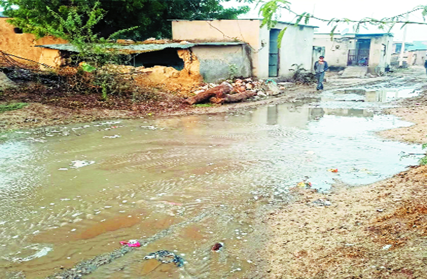 पानी की सप्लाई के साथ ही टूटने लगी पाइपलाइन