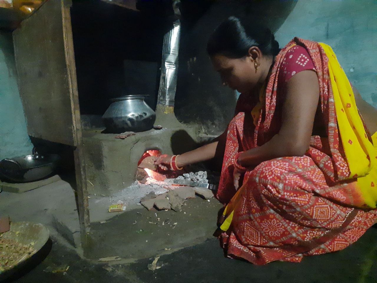 Bhilai धुआं के नुकसान से बचाया जा रहा घर की लक्ष्मी को