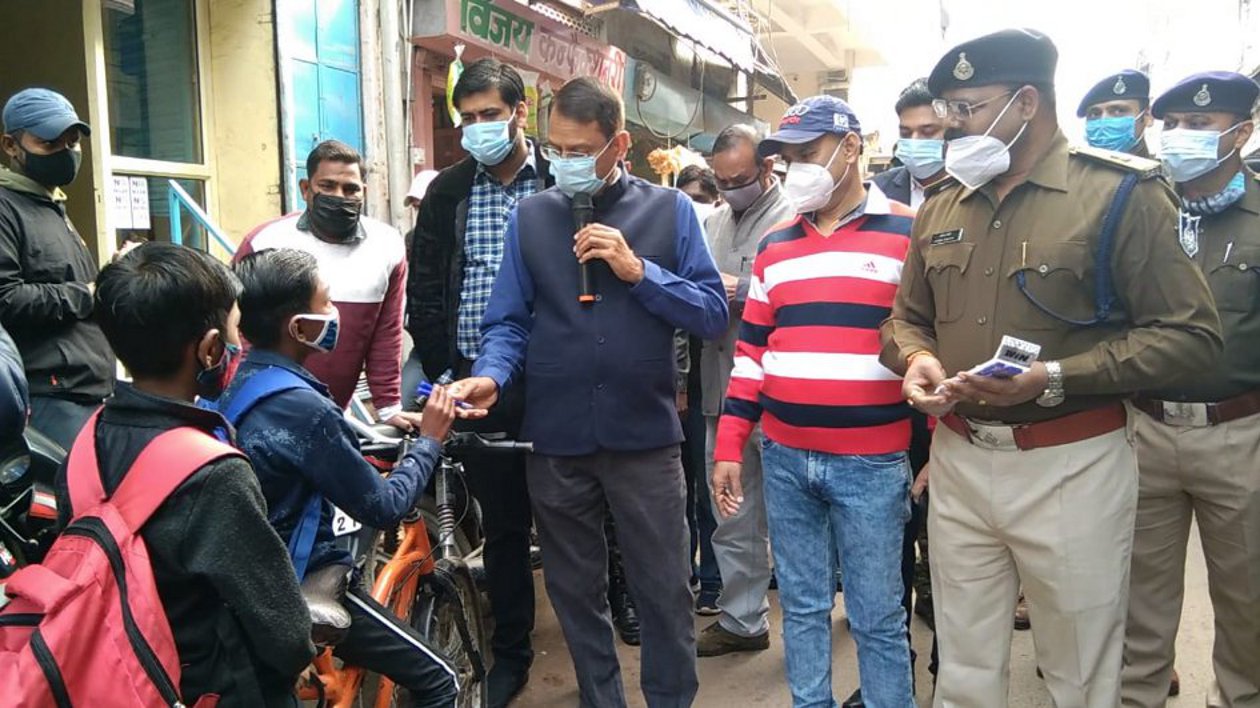 मास्क लगाकर स्कूल जाने पर कलेक्टर ने छात्रों को किया पुरस्कृत