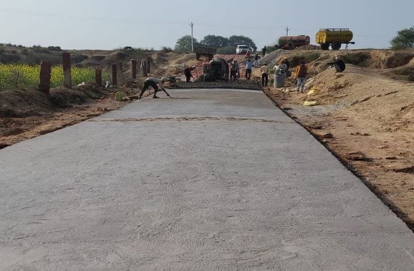 The path of education will be easy in Amkapura, after years the road to school will be improved