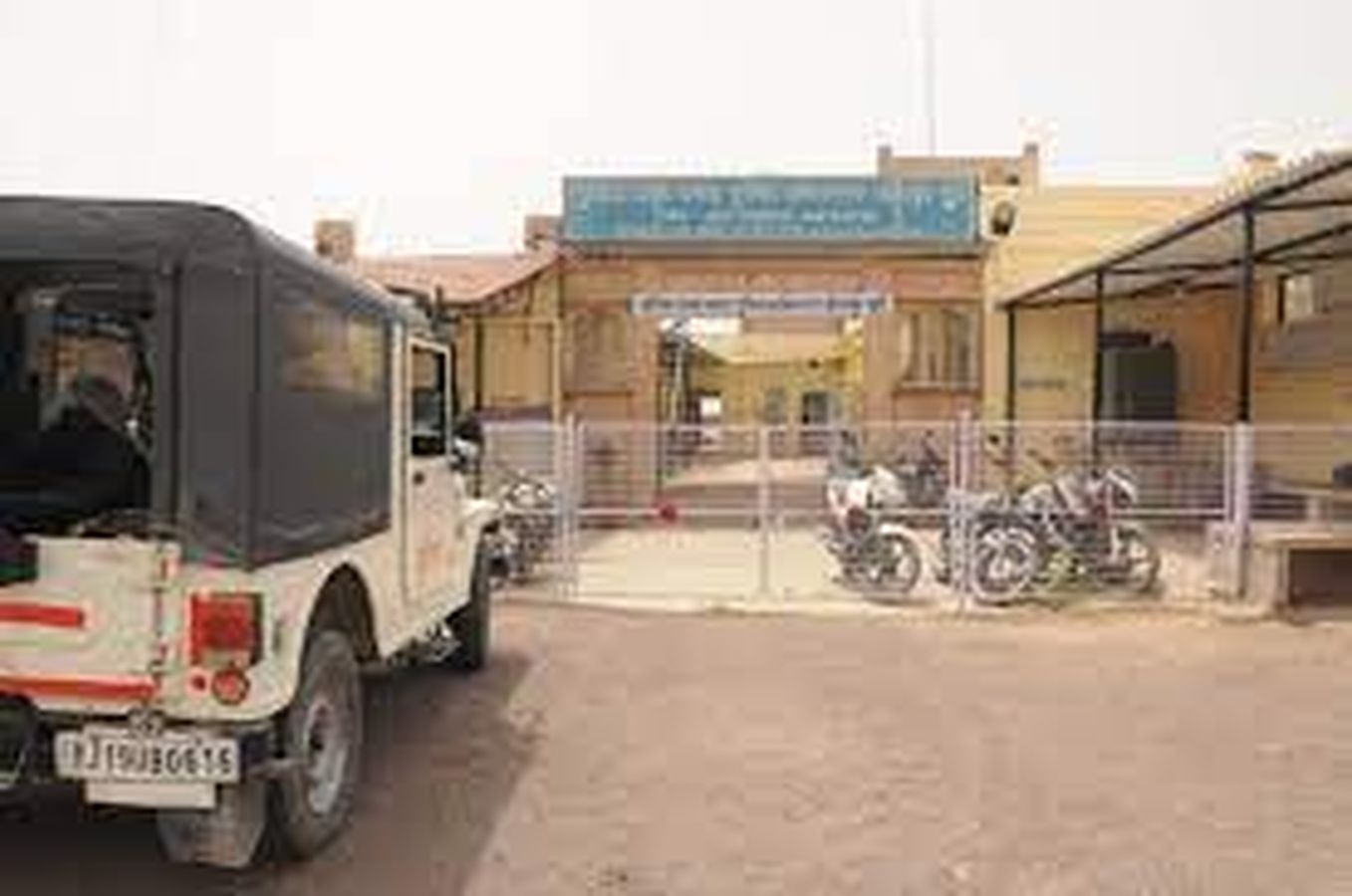 ब्रस्टर से टायर फटने के बावजूद डम्पर दौड़ाकर बजरी की खाली