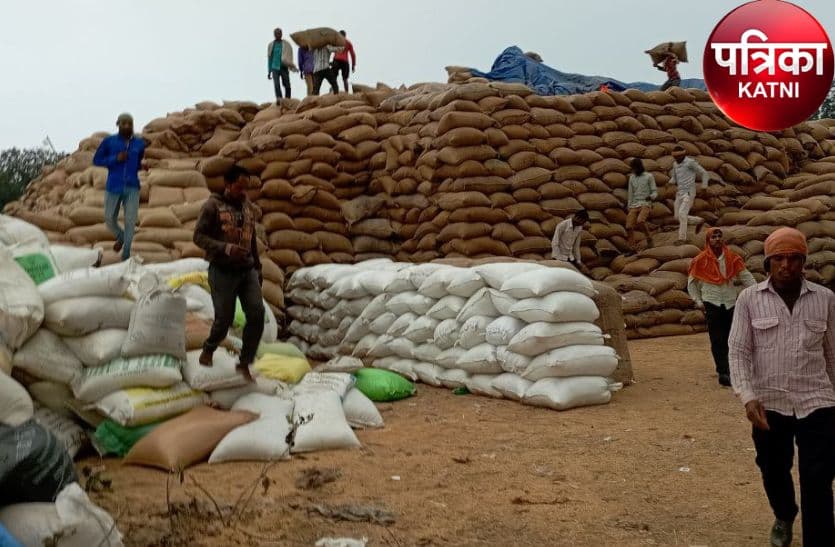 Several thousand quintals of paddy lying in the open in paddy procurement centers.