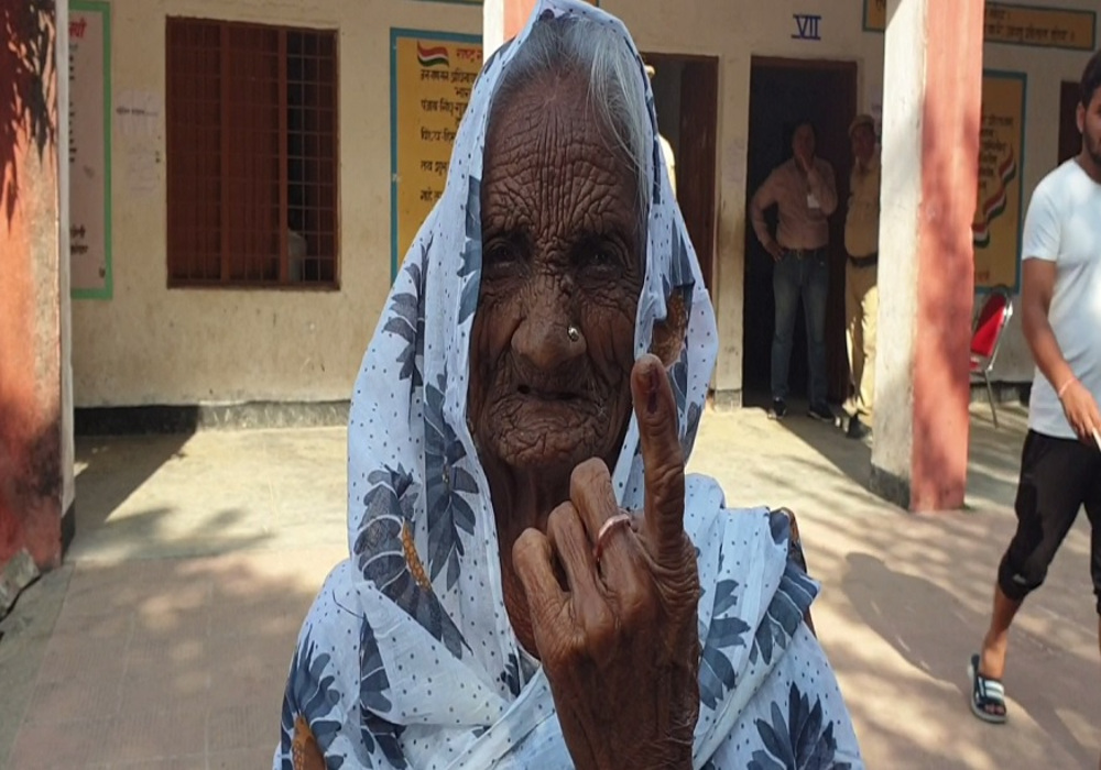 यूपी में कोविड मरीज, बुजुर्ग मतदाता घर से कर सकेंगे मतदान
