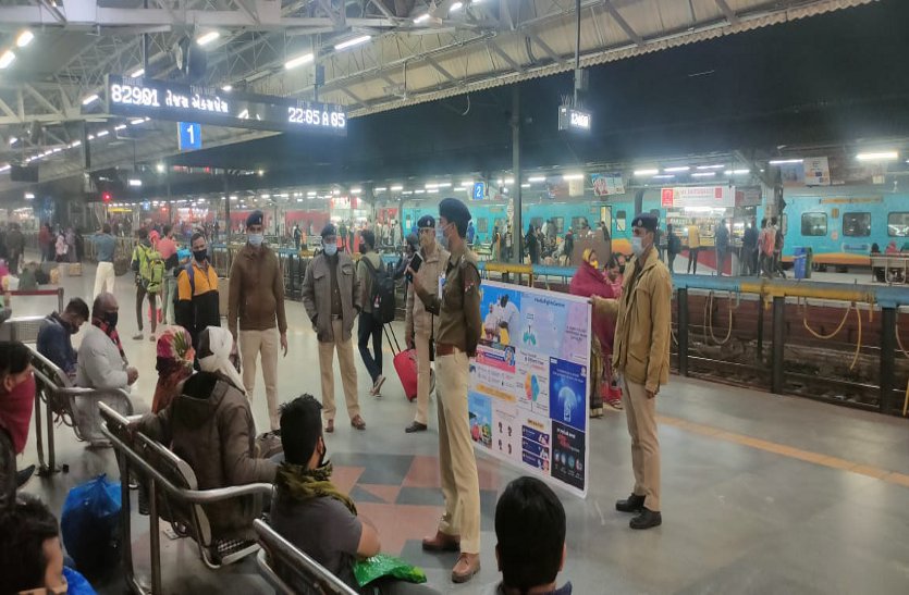 आरपीएफ जवान कर रहे हैं कोरोना के प्रति जागरूक
