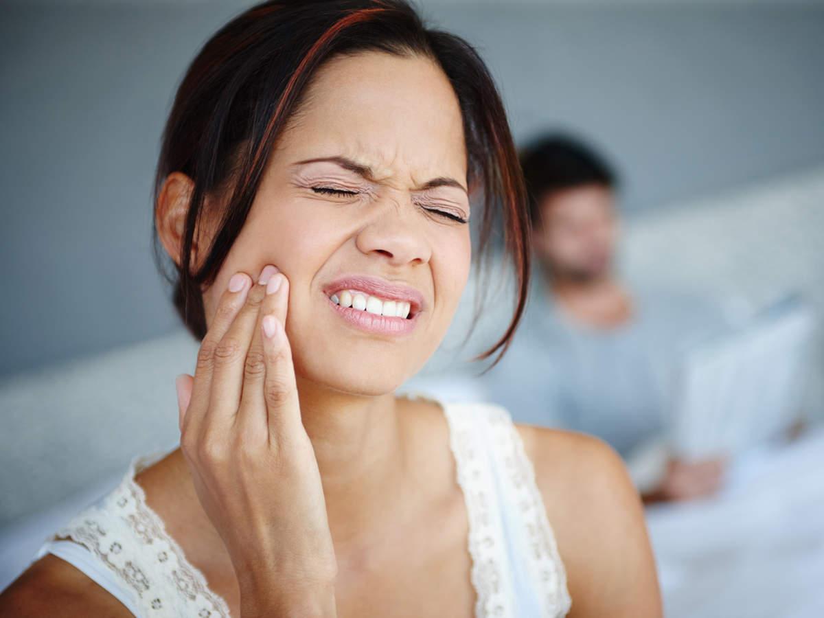 दांत में कीड़ा लगने कि समस्या से हैं परेशान तो ये आसान से उपाय आपके आ सकते हैं काम