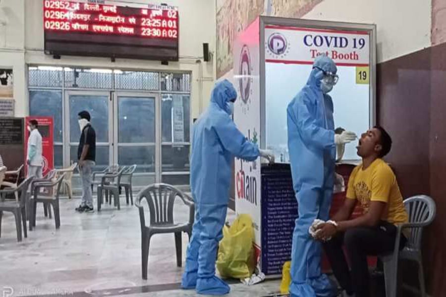 Delhi Government new order Two doctors will treat corona patients