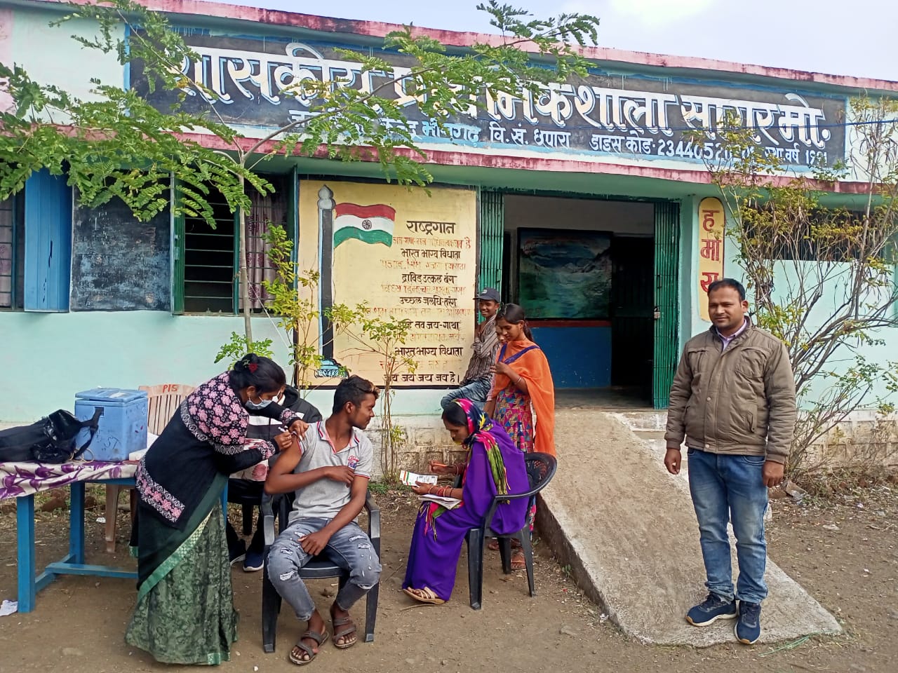 बच्चों को वैक्सीन लगवाने ढूंढ-ढूंढकर बाइक पर ला रहे हैं शिक्षक