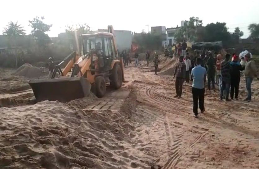 Police action stirred gravel mafia, large quantity of illegal sand stock seized, watch video