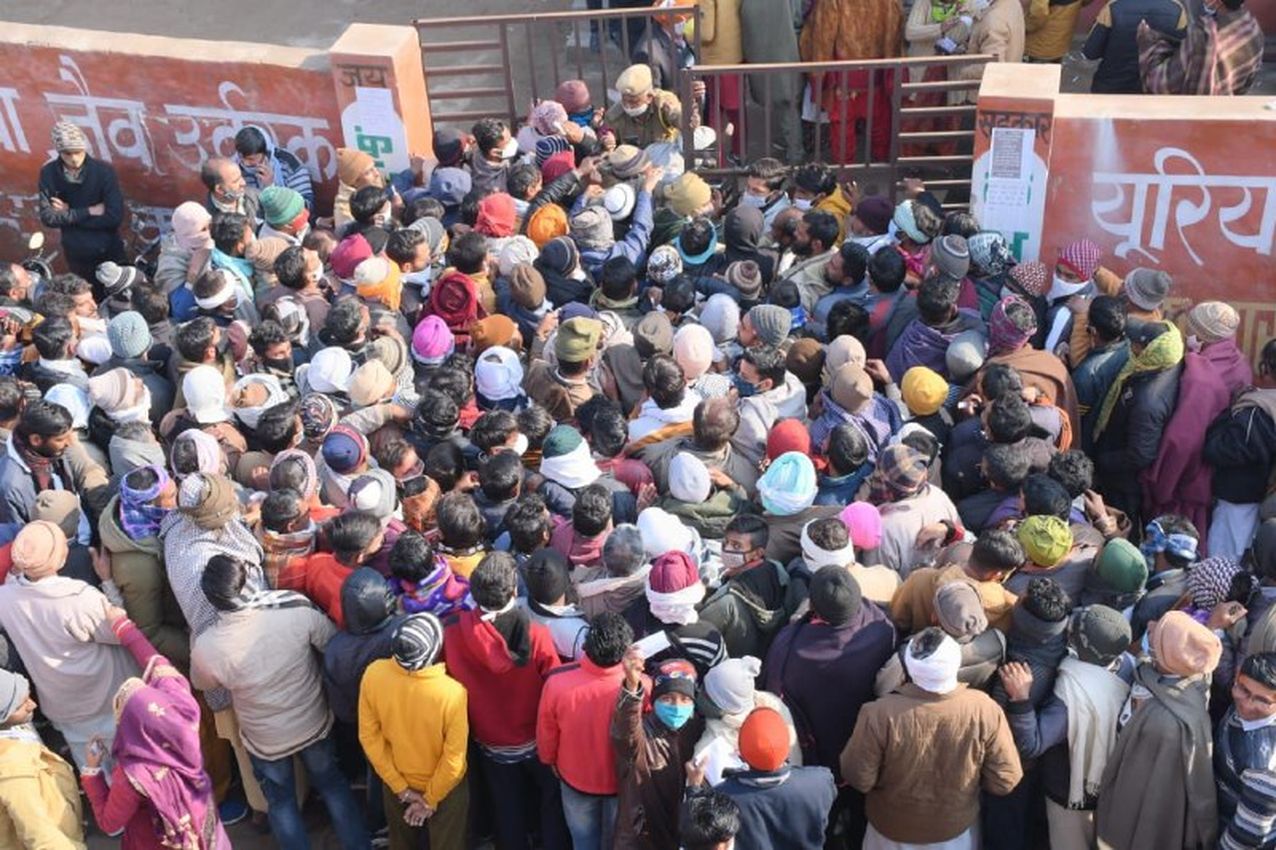 दो माह से कतारों में किसान, नहीं हो रहा समाधान