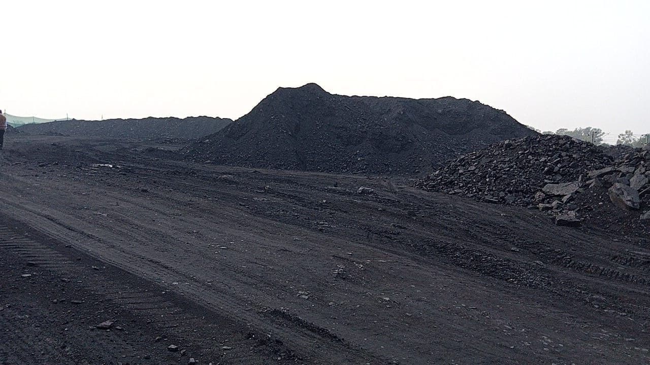 Investigation team seized 7 thousand tonnes of coal worth 1.5 crores in Singrauli